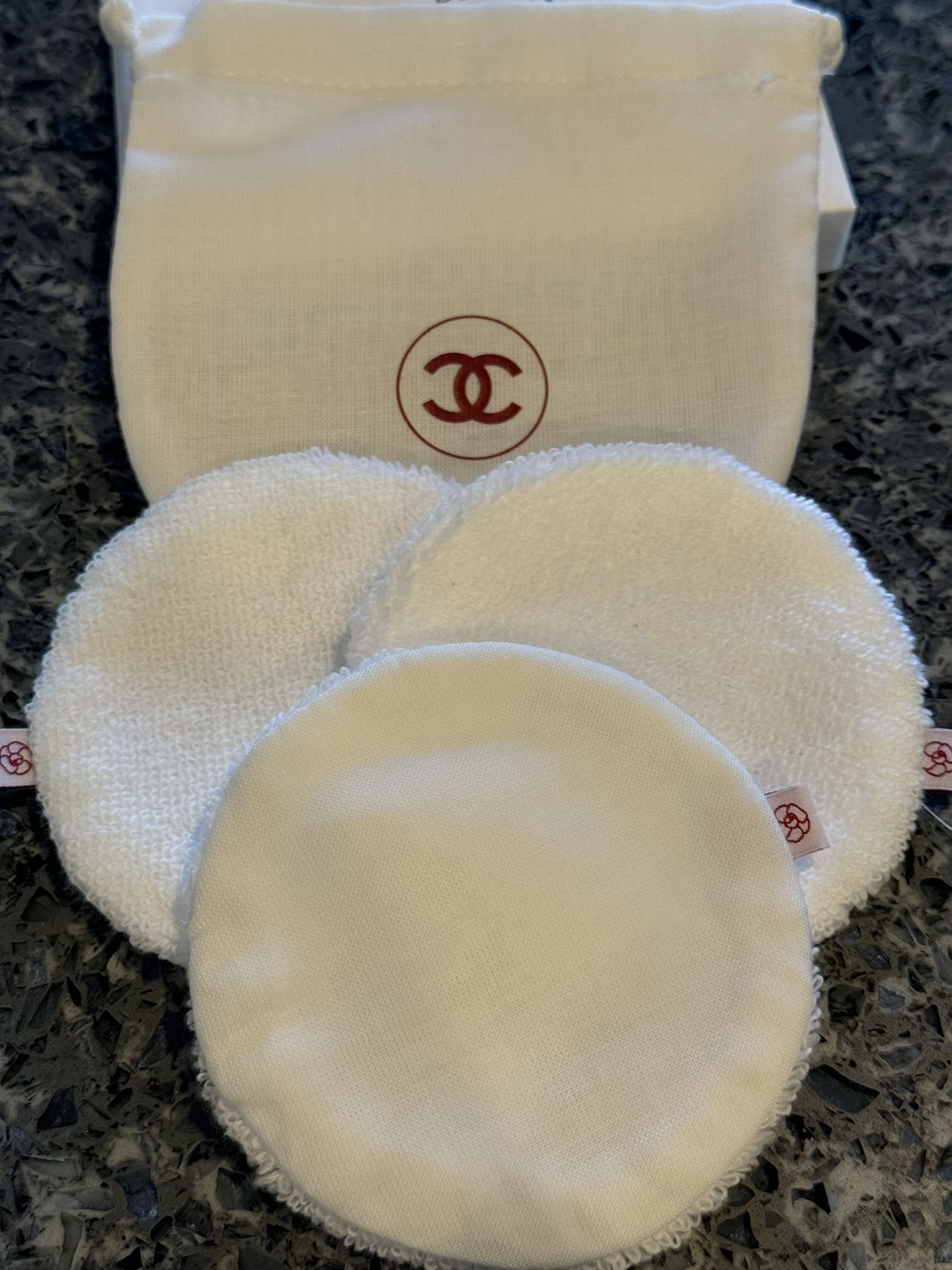 NEW. CHANEL N1 Set of 3 Washable & Reusable Cotton Pads c/w Mini Pouch