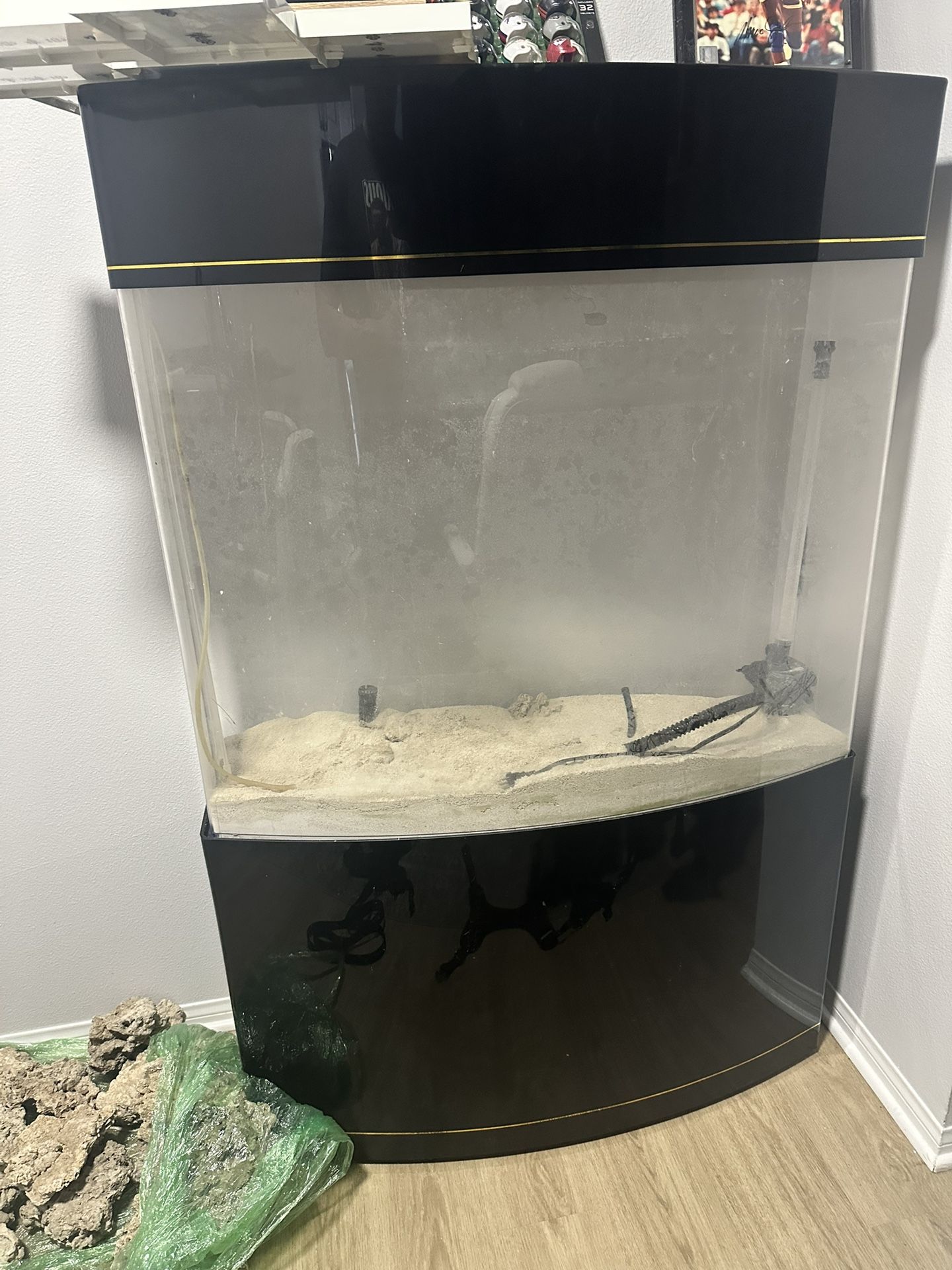 Salt Water Fish Tank 65 Gallon With Rocks And Sand
