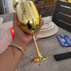 7 Golden Christmas cups