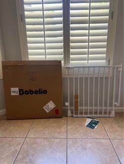 Babelio White 29.7-46.5” No Bottom Bar Baby/ Pet Gate (READ DESCRIPTION)