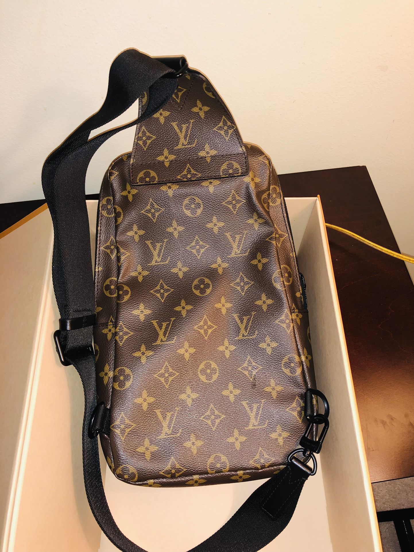LOUIS VUITTON Avenue Slingbag