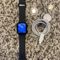 NEW Apple Watch Series SE 2nd Generation 40mm Midnight Black With Charger And 1 Year Apple Warranty 
