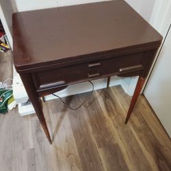 Singer Slant 401 A 1950$ Working With Table 