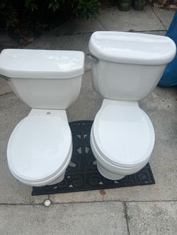 2 American Standard Round Toilets – Great Condition – Perfect for Small Bathrooms