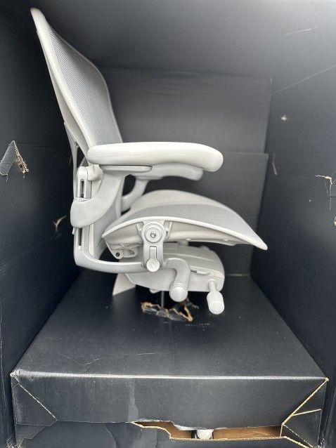 brand New Herman Miller Aeron REMASTERED SIZE B MINERAL COLOR