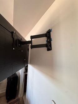 Samsung 45” Smart TV with Full-Motion Wall Mount + Remote