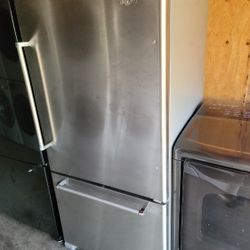 Whirlpool 22cu Ft 33" Wide Stainless Steel Apartment Size Bottom Freezer Refrigerator With Ice Maker 