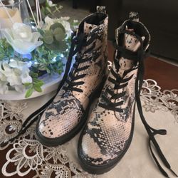 OLMOS NEW  ,  SIZE  8 , GREAT PRICE  .
