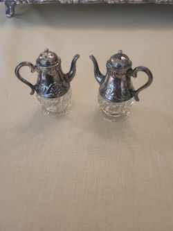 Vintage Teapot Shaped Salt & Pepper Shakers