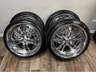 NEW staggered 22x9 and 22x11 rears. polished wheels with lexani tires