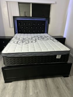 Queen Size Bed Frame With Led Lights 
Mattress Included 
New in a box 

Cama Queen Size con Luz led 
Colchon Incluido 
Nueva en caja 
Entregamos a dom