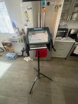 Makita Cordless/and corded LED worklight (18v X2) with 58” telescopic tripod stand