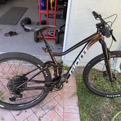 29 Full Suspension giant mountain bike