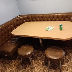 Dinette Booth With Stools