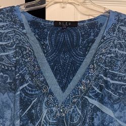 Women’s 2X Blue Paisley V-Neck Top Rhinestone Embellished Short Sleeve Blouse