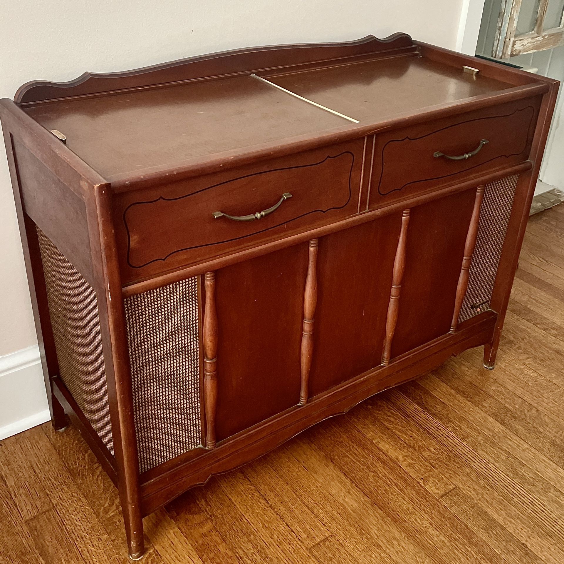 Early 60’s Magnavox Console Stereo - Record Player + AM/FM Radio
