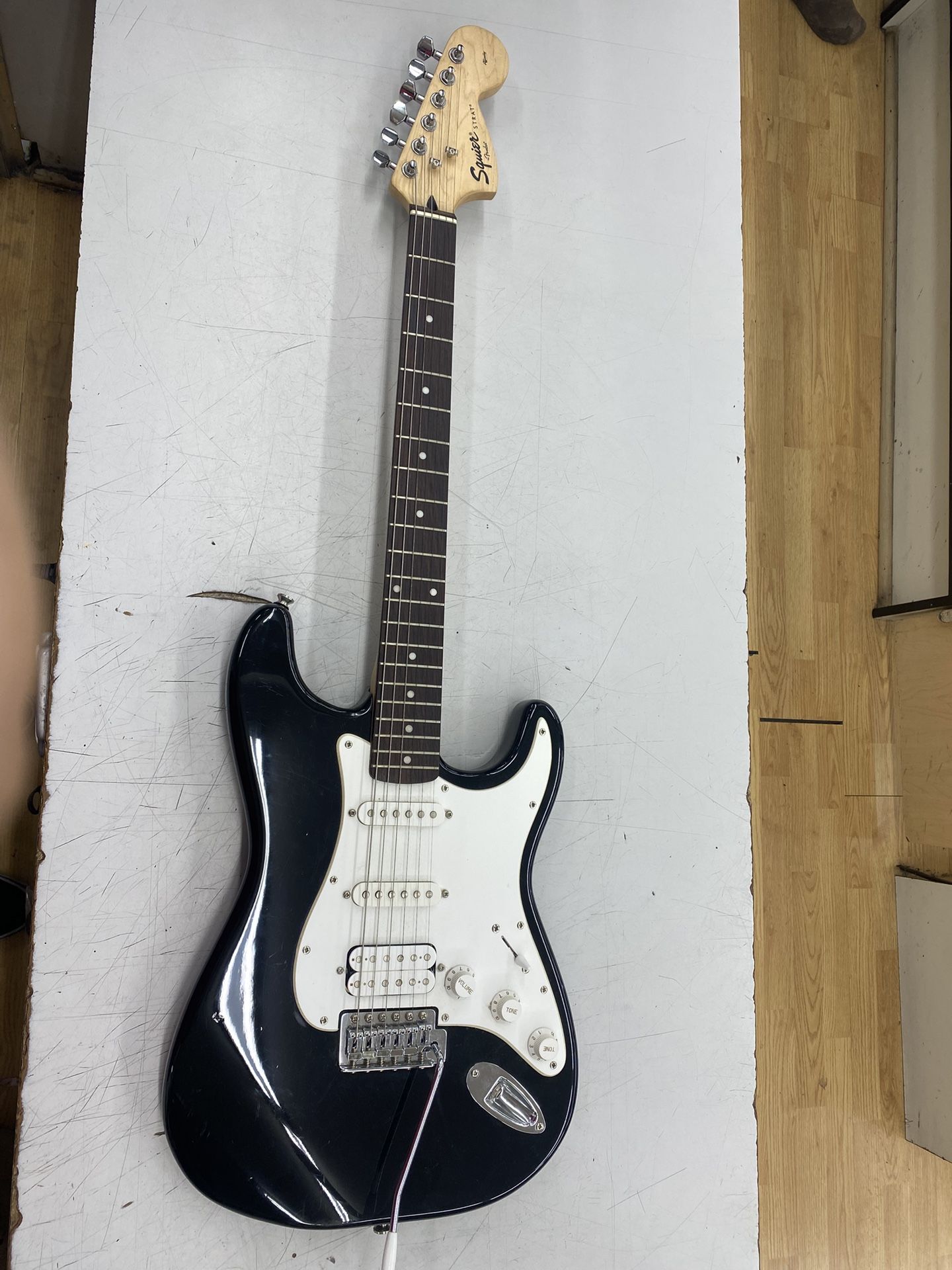 $225 Squier Stratocaster Fender Black Electric Guitar