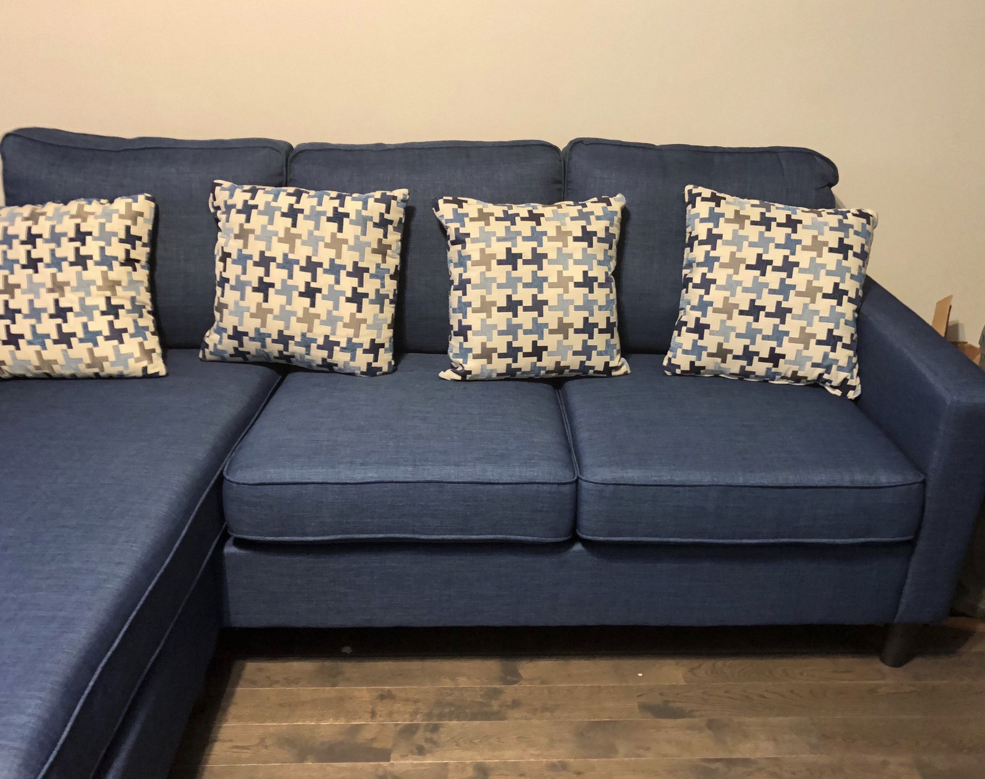 Malibu Navy Chofa - Pristine Condition - Bob’s Furniture
