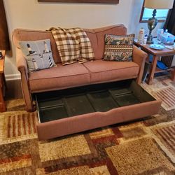 Love seat / hide-a-bed