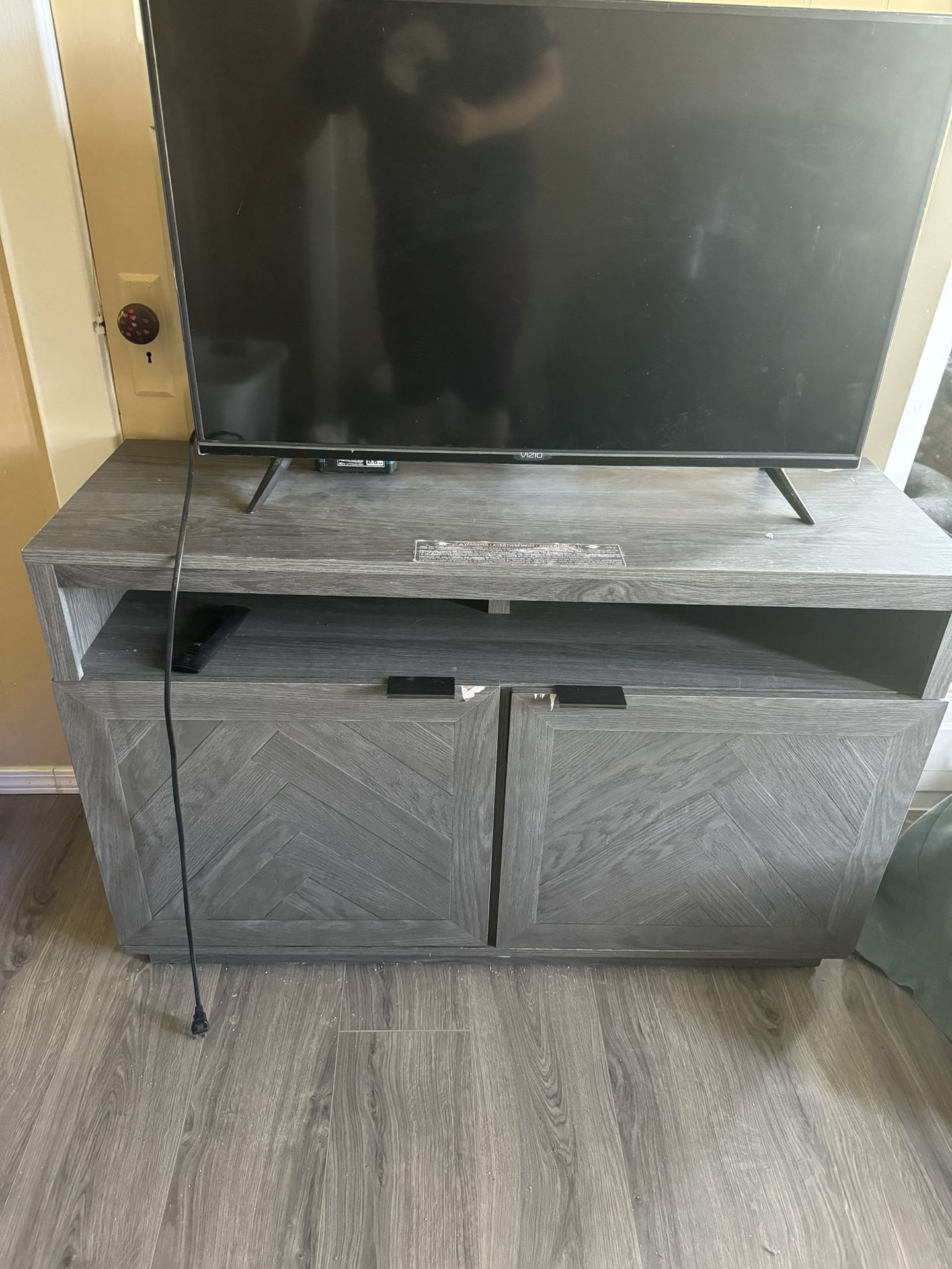 42 Inch 4k TV With Stand