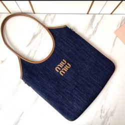 Medium tote denim bag   size medium 