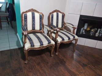 Tengo en venta ests 2 sillas coloniales 90 por las 2