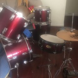 Drum set. Cymbals not included
