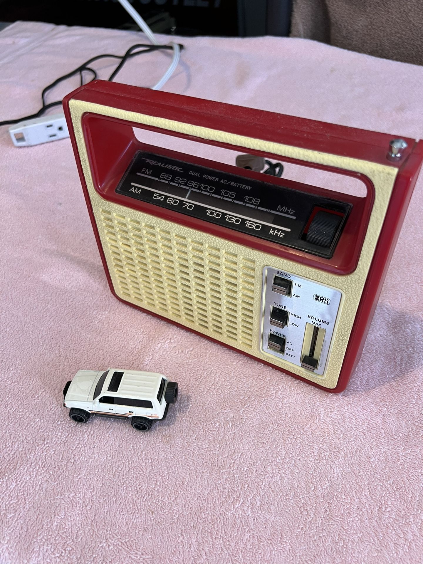 Realistic Portable Radio 12-664 Vintage Red And Cream Extremely Clean