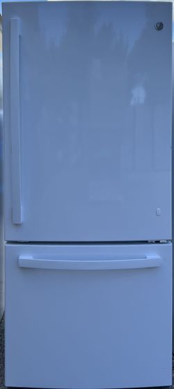 GE Refrigerator Bottom-Freezer GDE21EGKWW 01431 .
