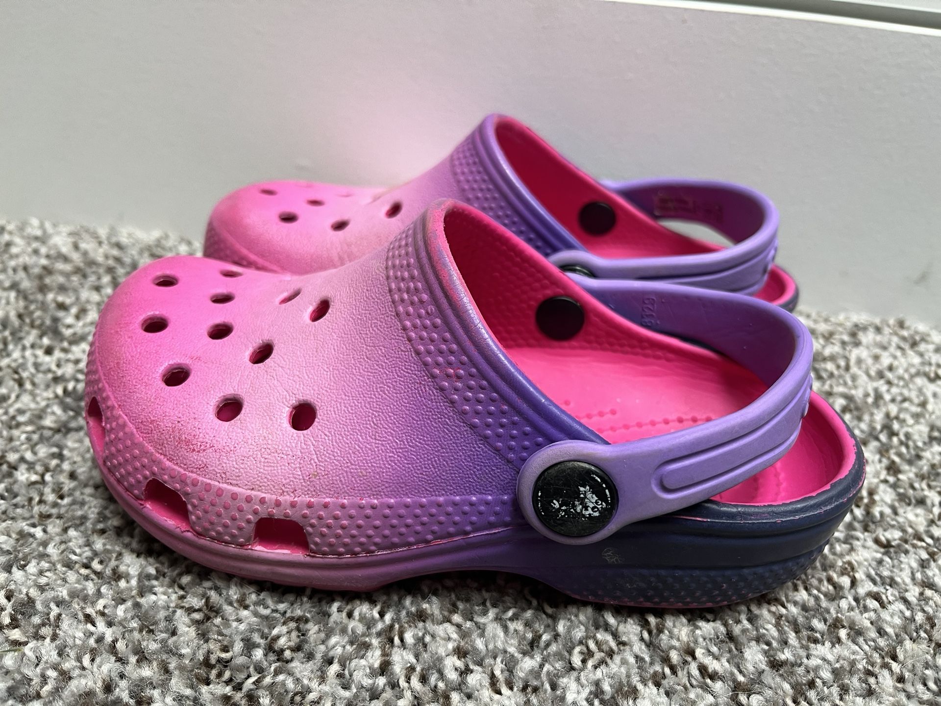 Pink 2024 ombre crocs