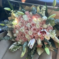 Viral Roses And Lilies Ramo Buchón 75 Roses 