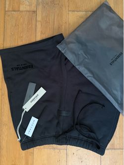 Black essentials shorts