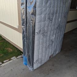 Queen  Sise  Pillow Top And Box Spring 