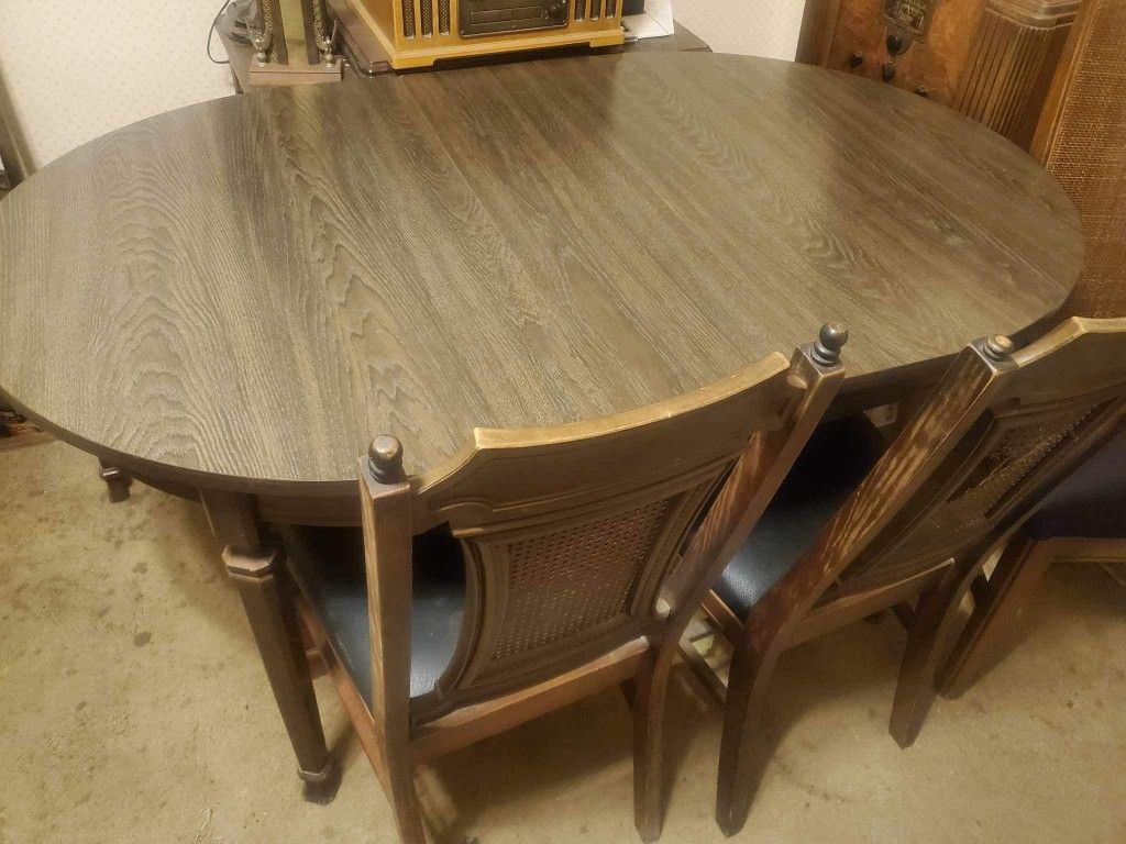 Sturdy Table WÌTH Chairs