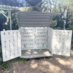 Rubbermaid Storage Shed 
