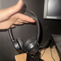 Poly Focus 2 Headset With Charging Stand