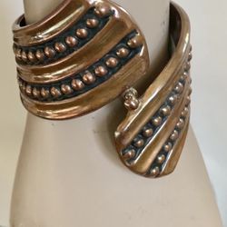 Vintage Copper Cross Over Hinged Cuff Bracelet Signed Cobre Sz 7” Good Condition is Pre Owned 