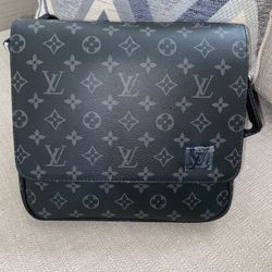 Louis Vuitton District PM