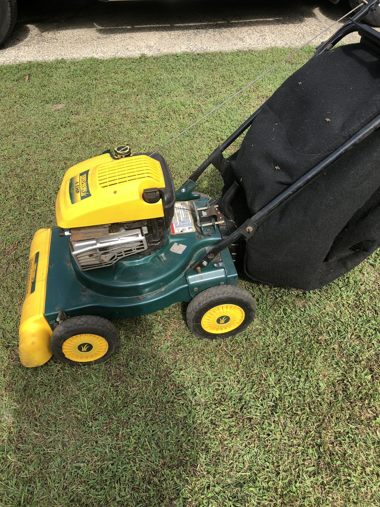 Yardman chipper/shredder/vacuum in time leaf season for Sale in Egg