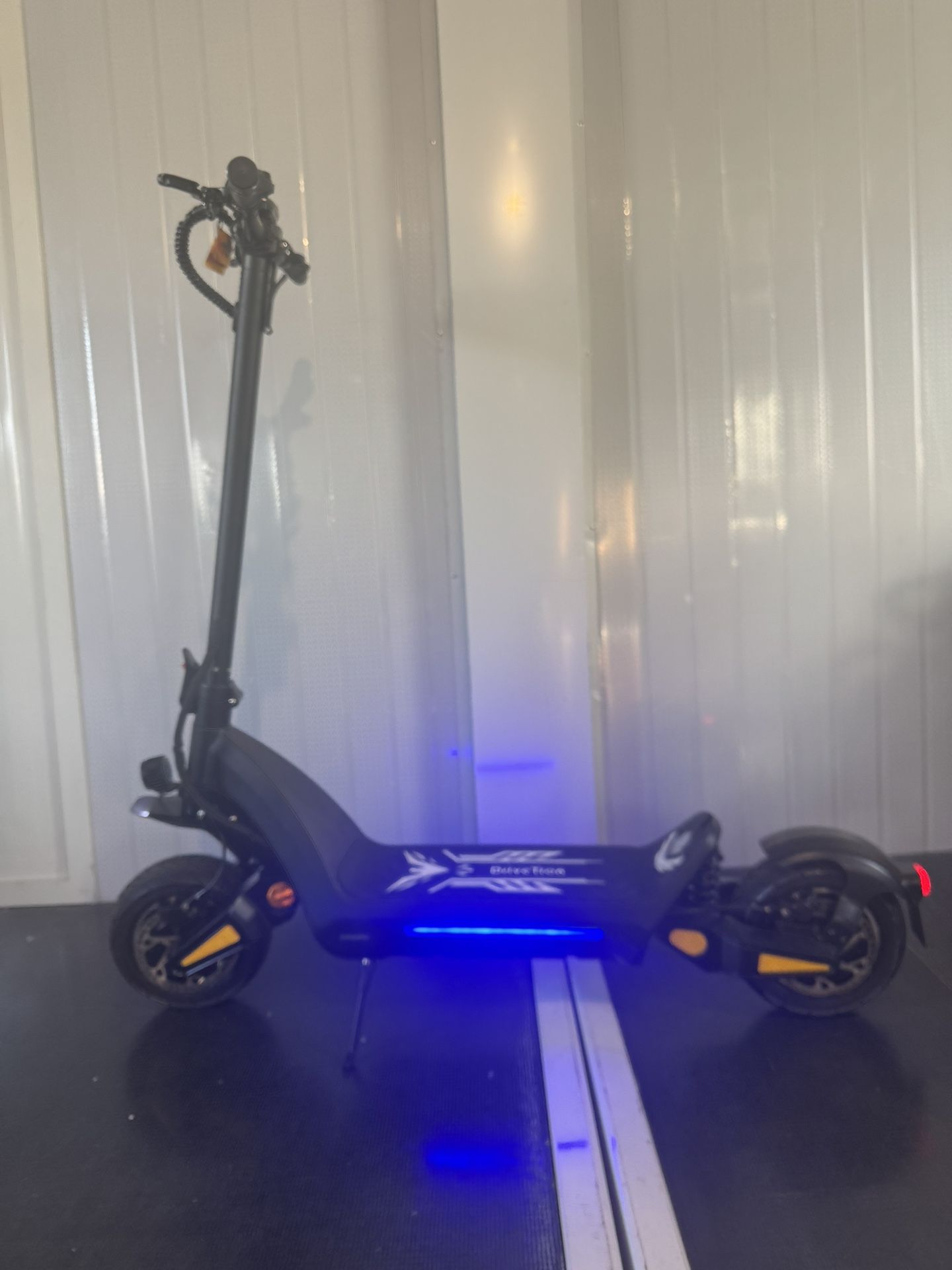 Dual-motor dual-battery high-speed electric scooter