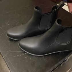 Black boots u can use them for any type weather