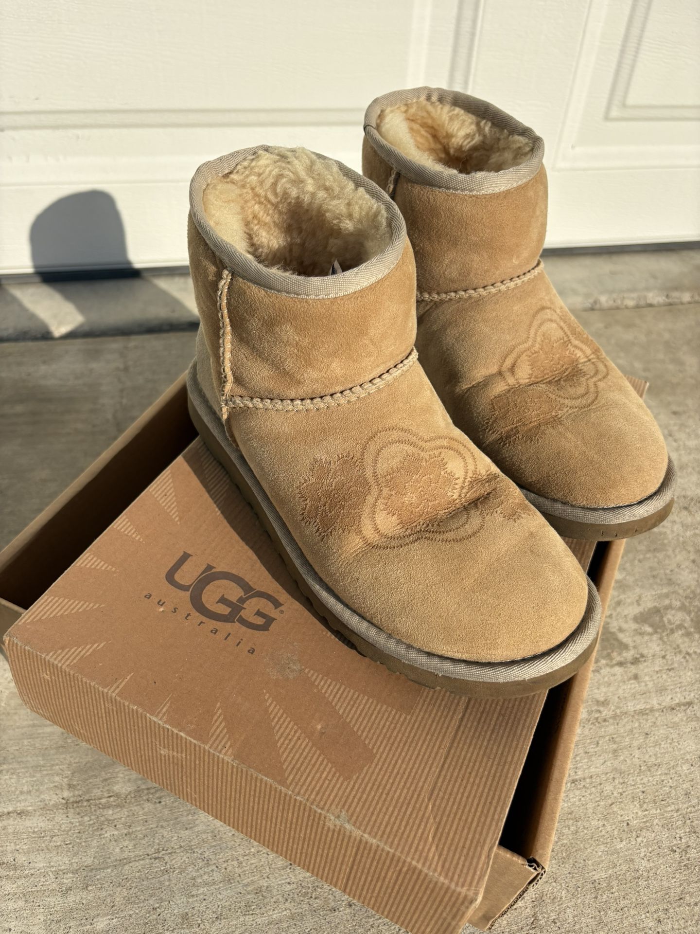 UGG Short Boot (mini Kimono) Size 6