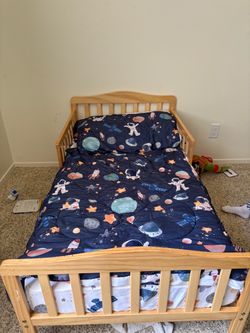 Toddler bed w/ mattress