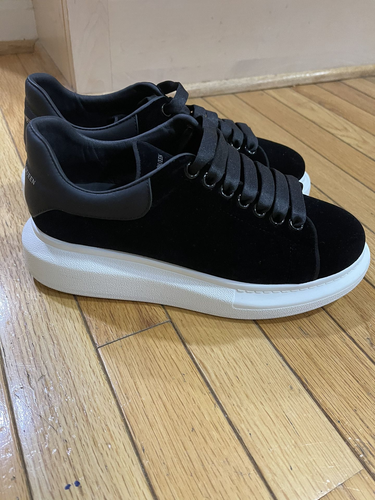 Alexandr Mcqueen Black velvet Sneakers