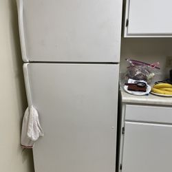Whirlpool Top Freezer Refrigerator – Clean & Working Great (Compact Size)