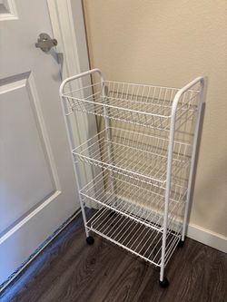 Shelf on the wheels