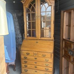 Vintage THOMASVILLE lighted secretary hutch. Beautiful solid wood item. Great Detail. 2 piece. 