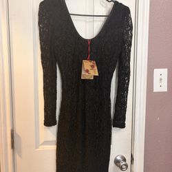 Black lace long sleeve dress with a scoop neckline and a slit on the side. Size: