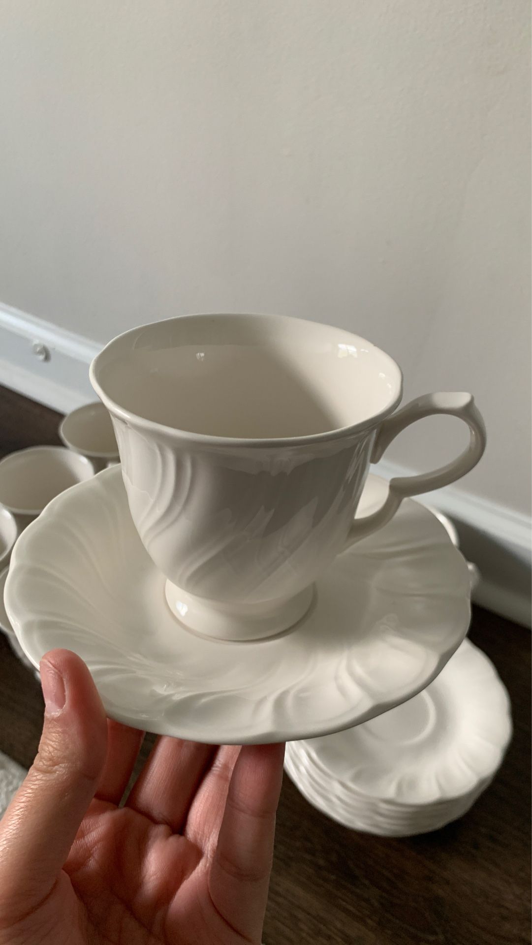 10 teacups and 10 saucer plates