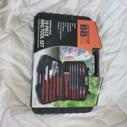 EIGHTEEN PIECE BBQ TOOL SET
